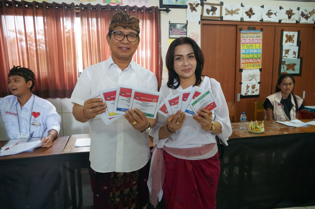 Sekda Adi Arnawa Nyoblos di TPS 009 Pecatu, Ajak Masyarakat Mewujudkan Demokrasi Berkualitas